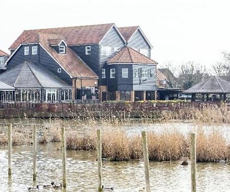 Oyster Fleet Hotel Canvey Island Bagian luar foto