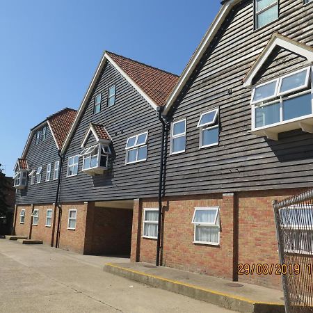 Oyster Fleet Hotel Canvey Island Bagian luar foto