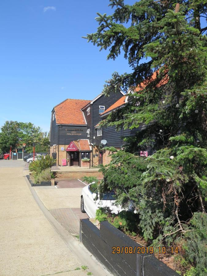 Oyster Fleet Hotel Canvey Island Bagian luar foto