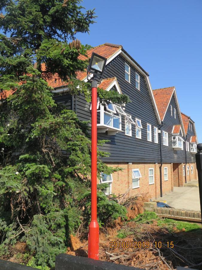 Oyster Fleet Hotel Canvey Island Bagian luar foto