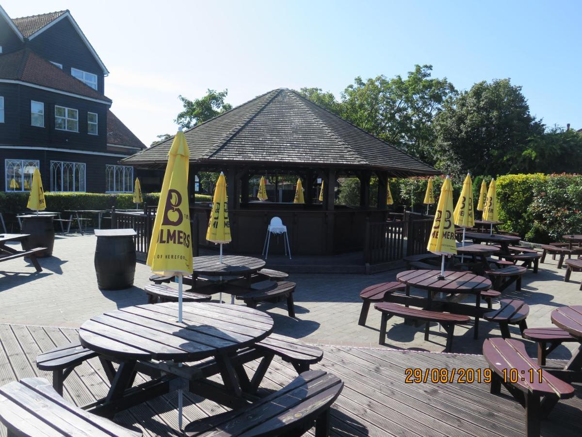 Oyster Fleet Hotel Canvey Island Bagian luar foto